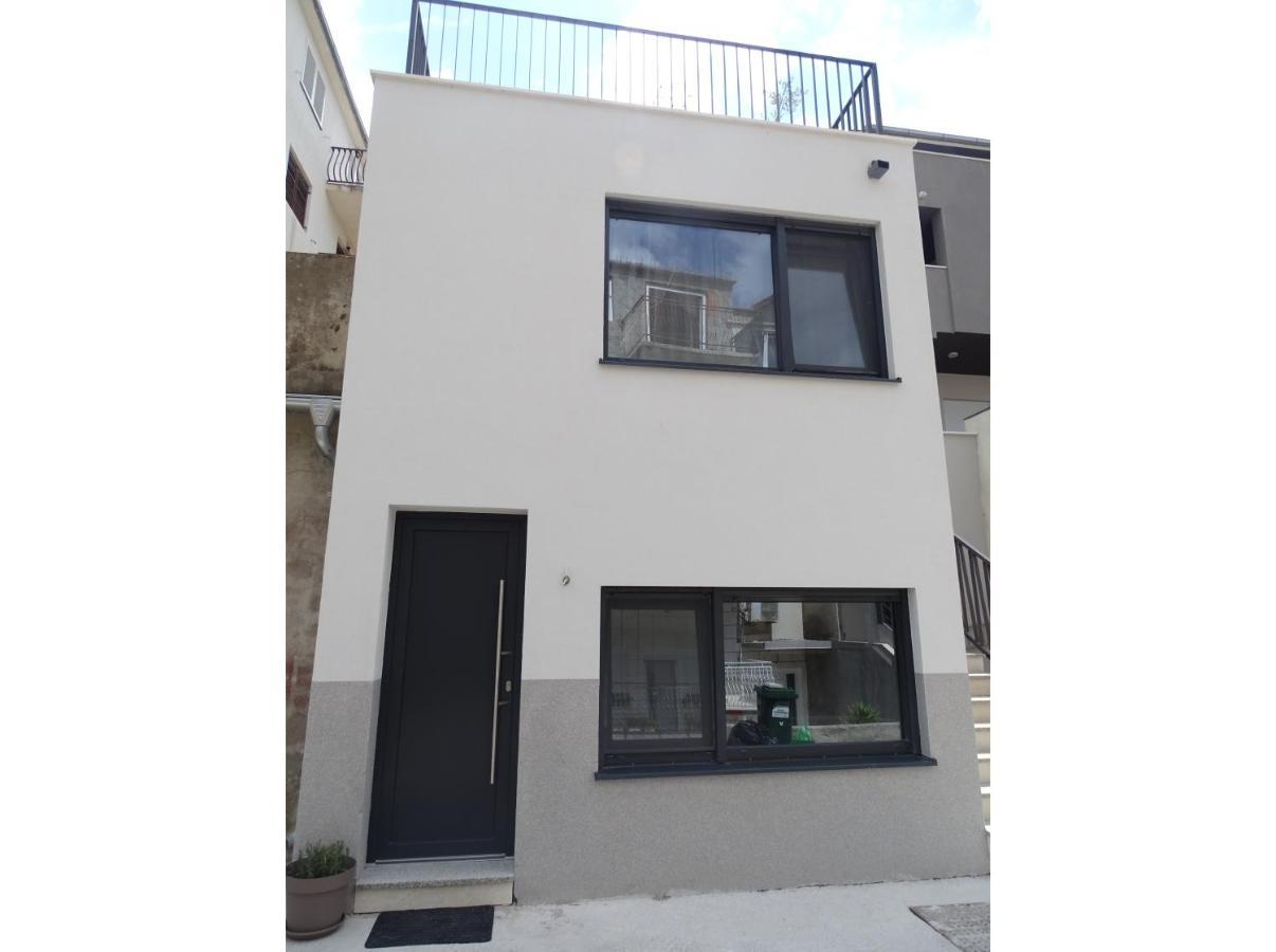 Modern Small House With A Terrace Split Eksteriør bilde